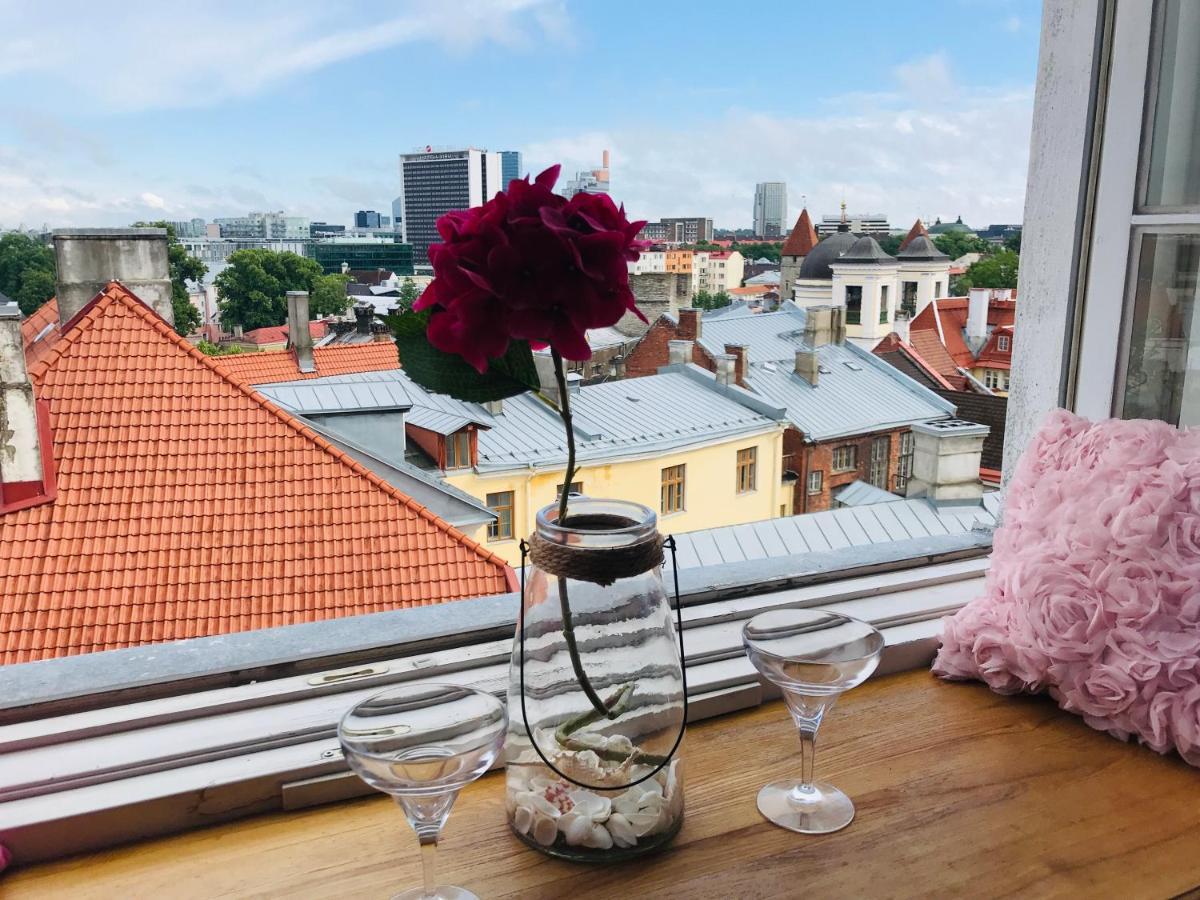 Cozy Oldtown Studio With Magnific City View Tallin Exterior foto